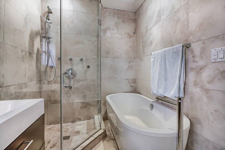 * Up-Scale LuXe ROSEdale April- May 35% 0FF ! gallery image 5