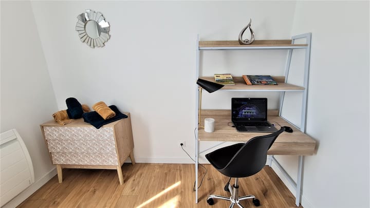 Dormitorio 2 con una cama doble de 140 x 190 cm con un colchón de espuma viscoelástica de 25 cm, cómoda, escritorio y percheros para ropa y zapatos.