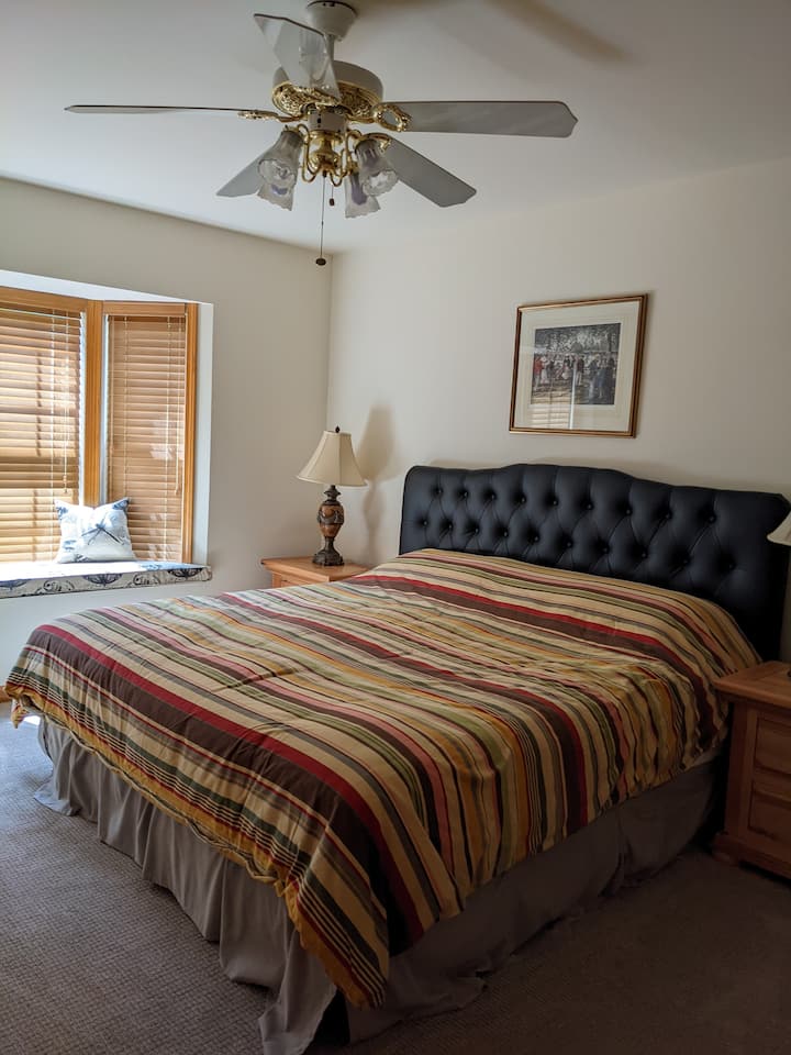 Dormitorio principal, cama tamaño king, en el nivel principal