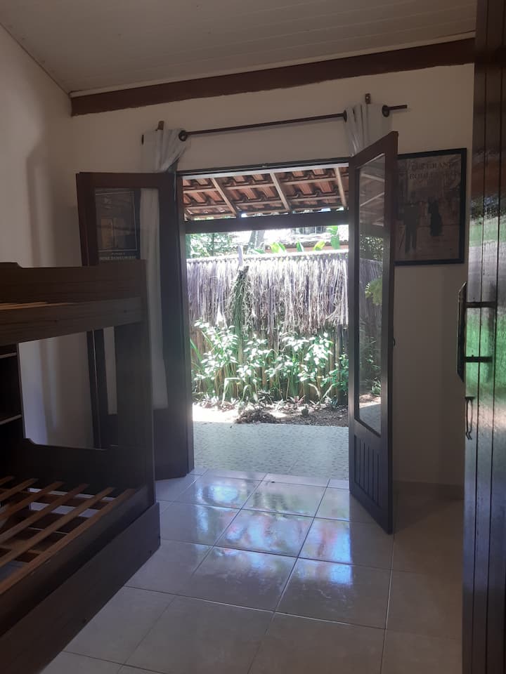 Ერთადგილიანი საძინებელი ორსართულიანი საწოლითა და ორსართულიანი საწოლით.