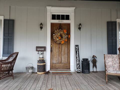 Olde Elm-Historical Home-Step back to simple times