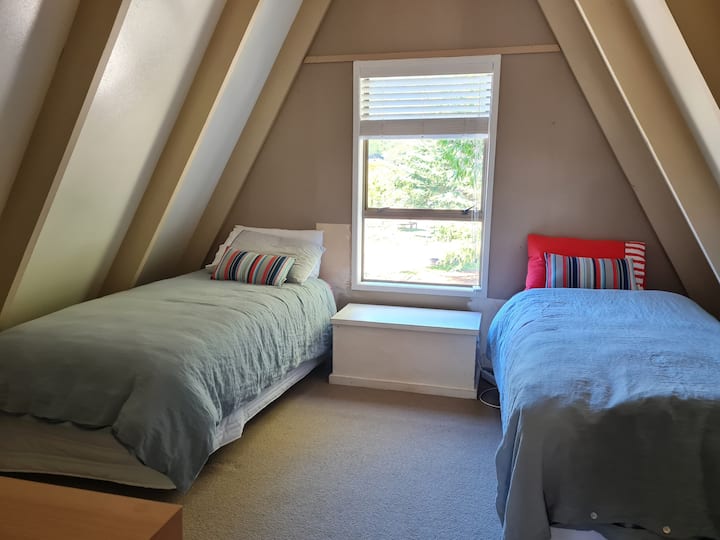 חדר שינה עם מיטות יחיד למעלה