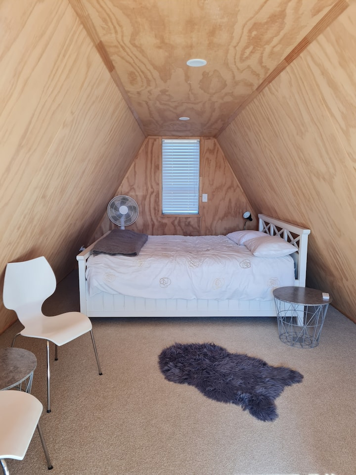 חדר שינה זוגי עם 2 מיטות יחיד