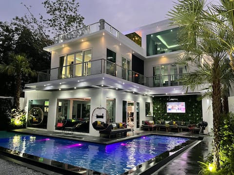 VIP 8 BR Pool Villa, Sauna,Jacuzzi,BBQ, Pool Table