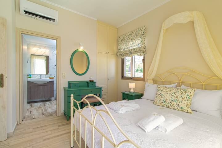 Luxury villa Liakos with pool & stunning sea views gallery image 4