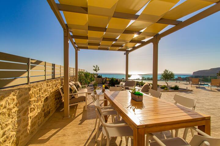 Luxury villa Liakos with pool & stunning sea views gallery image 5