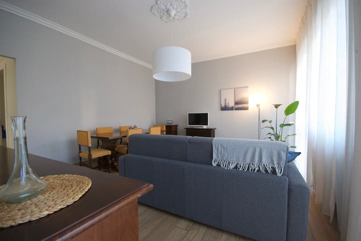 พื้นที่สำหรับกลางวันพร้อมโซฟาเบด (ที่นอนเมมโมรี่ขนาด 20 ซม.)