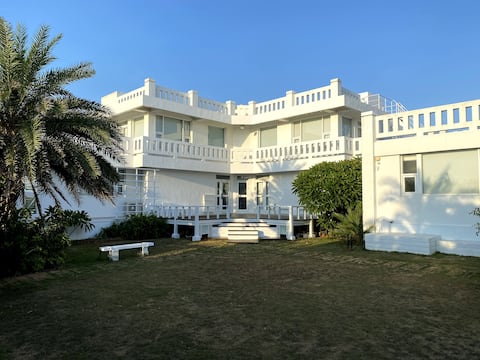 Casa Sesenta - Entire Lakeview Villa