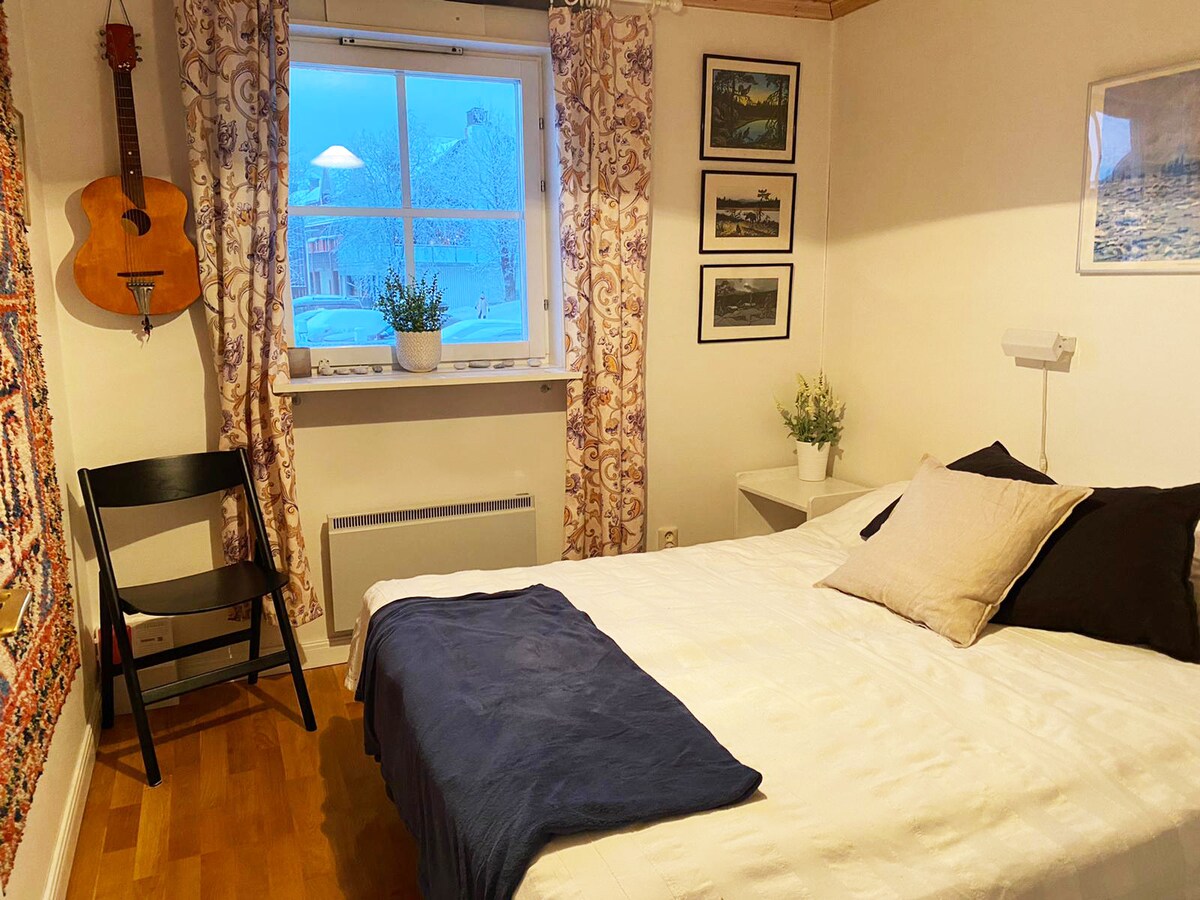 חדר שינה עם מיטה זוגית.