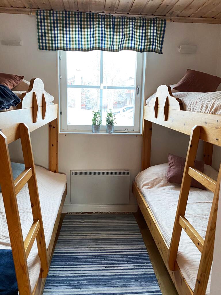 גומחה ישנה עם שתי מיטות משפחתיות. ארבע מיטות.