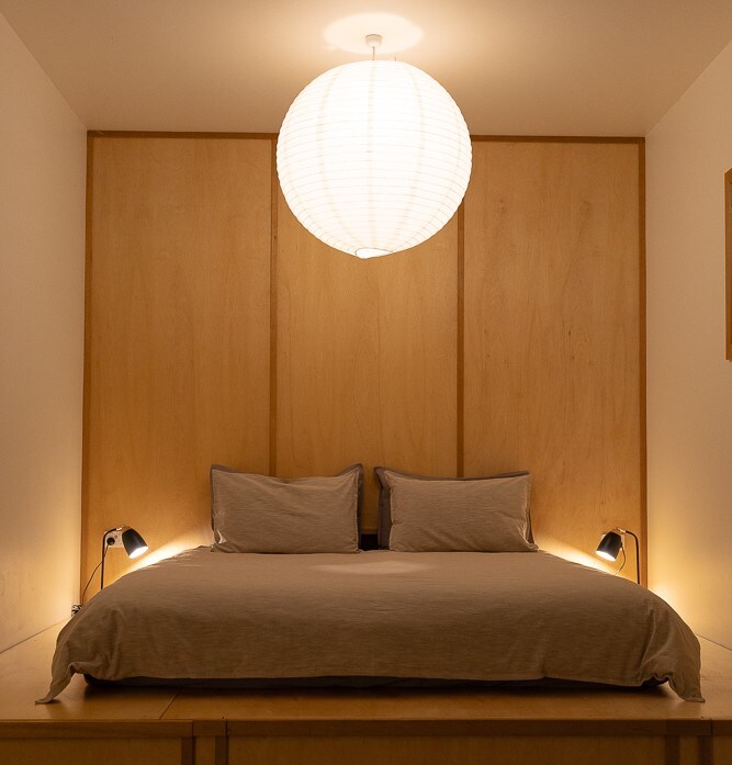 Легло в стил Wabi sabi с изглед към планината Роланд