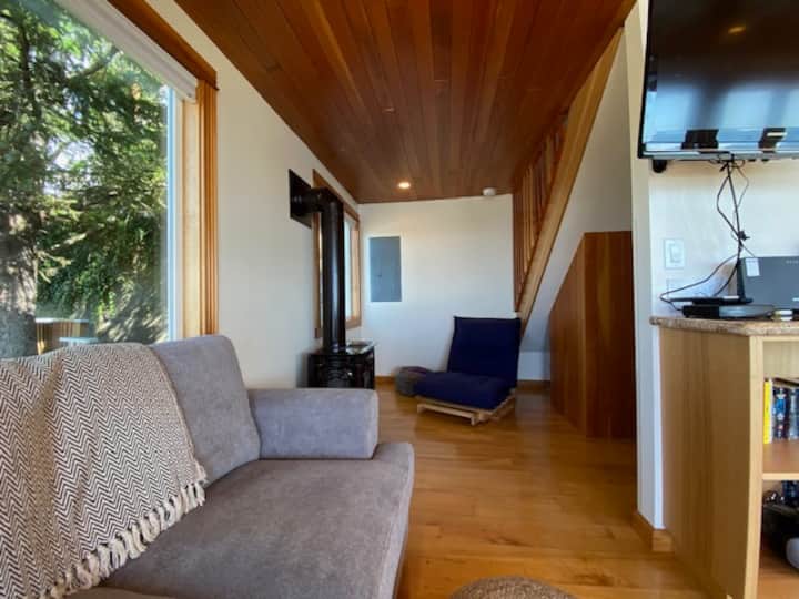 Zona de futón doble con chimenea esmaltada