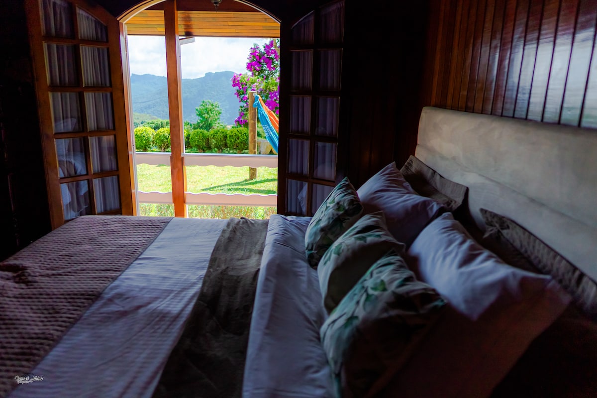 Quarto do terrain, king bed and uma vista do gramado e do horizon رائع!
