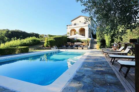 Tuscan villa with stunning views and private pool