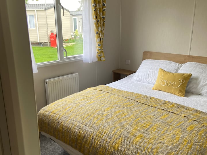 брачен кревет (широк 180-220 см)