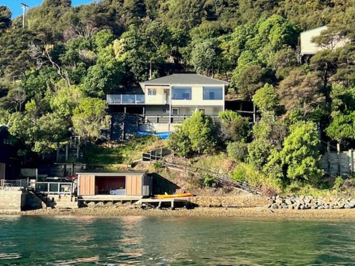 Home in Waikawa absolute waterfront Houses for Rent in Waikawa