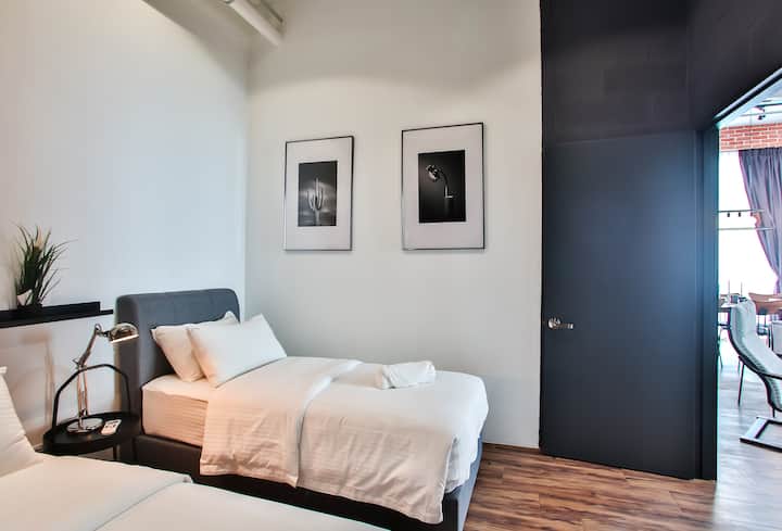 Master bedroom with 1 Queen size bed and 1 single bed.