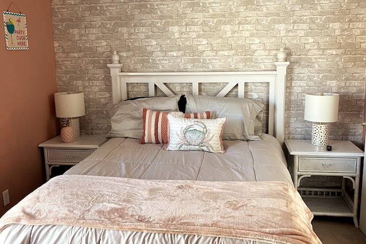 Camera da letto appena ristrutturata con letto queen-size e bagno privato completo