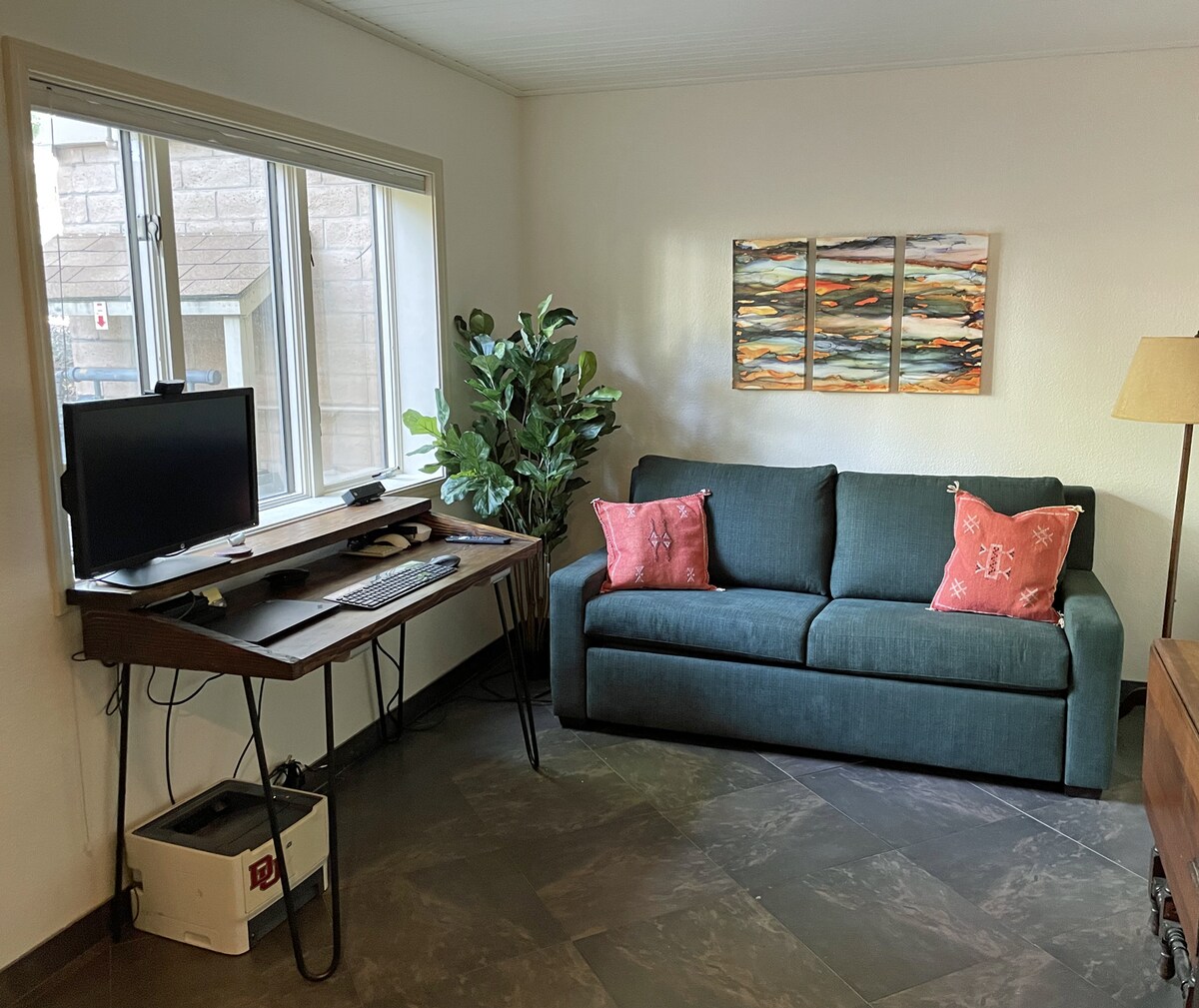 Najtichšou izbou v dome je naša garsónka.  Báječné miesto na prácu na diaľku, nechajte deti posedieť vonku alebo nájsť pokojné miesto na čítanie alebo meditáciu.  Táto izba má televízor a počítačový monitor Sony, dostatok svetla a vlastnú plnú kúpeľňu.