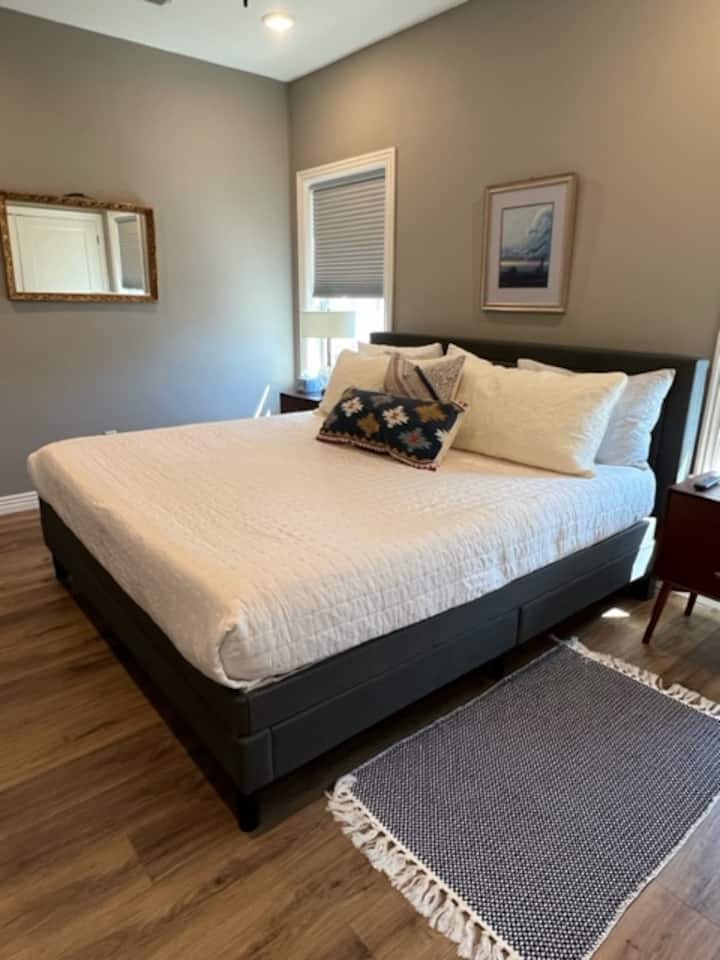 King sized bed with memory foam mattress and comfy bedding.