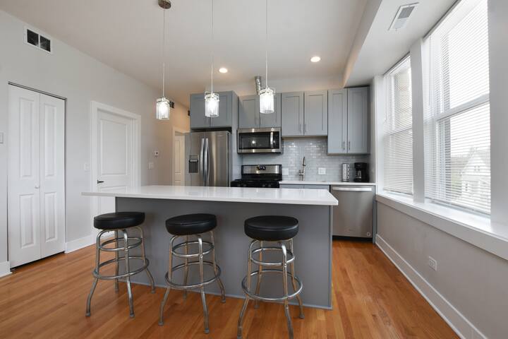 Located near Wrigley, Lakefront, Downtown &Parking gallery image 4