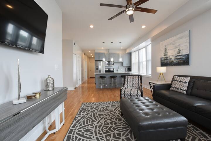 Located near Wrigley, Lakefront, Downtown &Parking gallery image 2