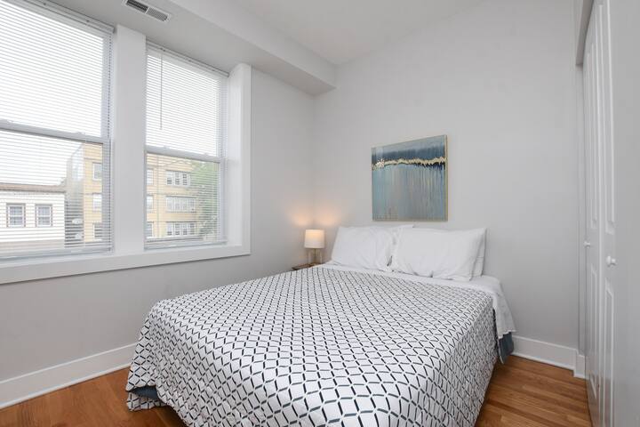 Located near Wrigley, Lakefront, Downtown &Parking gallery image 5