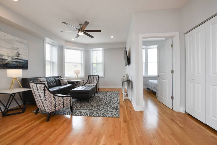 Located near Wrigley, Lakefront, Downtown &Parking gallery image 3