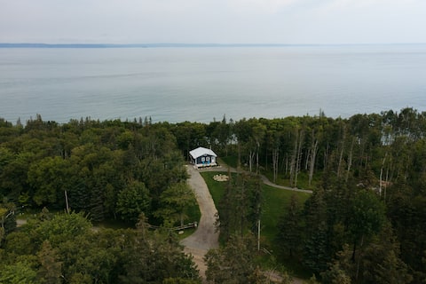 Top Airbnb: Eagle's Bluff - Seaside Cottage in Halls Harbour in Nova Scotia