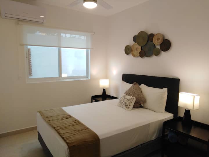 Segunda recamara con cama matrimonial , A/A y ventilador de techo