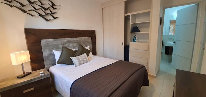 Recámara Principal con baño privado cama Queen size, Aire acondicionado y ventilador/Main room Queen size bed with own bathroom. Air conditioning and fan