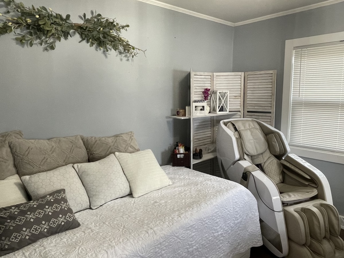 Rilassante area spa con seduta per massaggi in suite con camera da letto