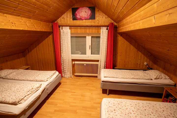 غرفة النوم في الطابق العلوي