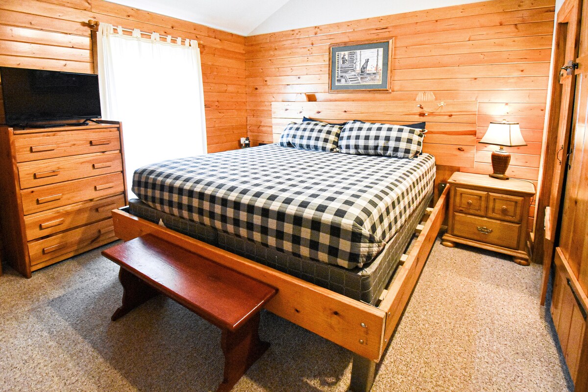 Krevat dopio "king-size" në dhomën e gjumit #2, i vendosur gjithashtu në katin kryesor me qasje të lehtë