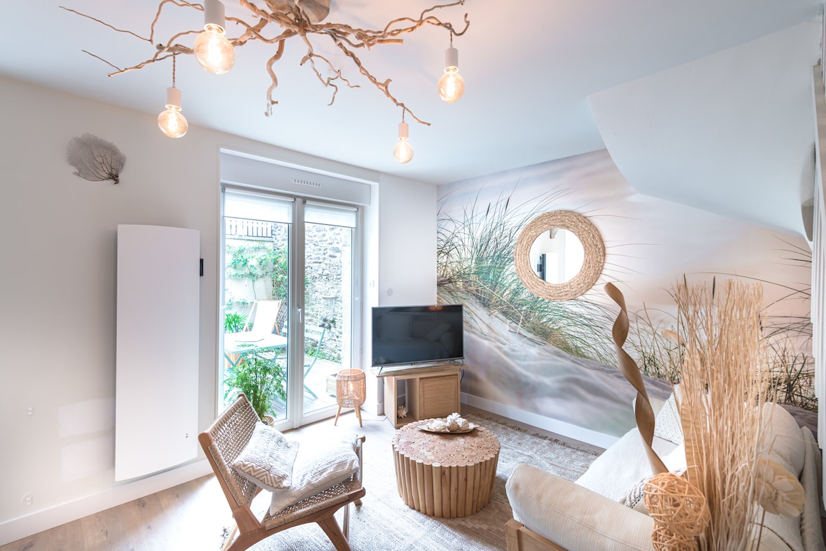 Top performing Airbnb: Small cocoon with very rare PATIO in the heart of the port in Cancale