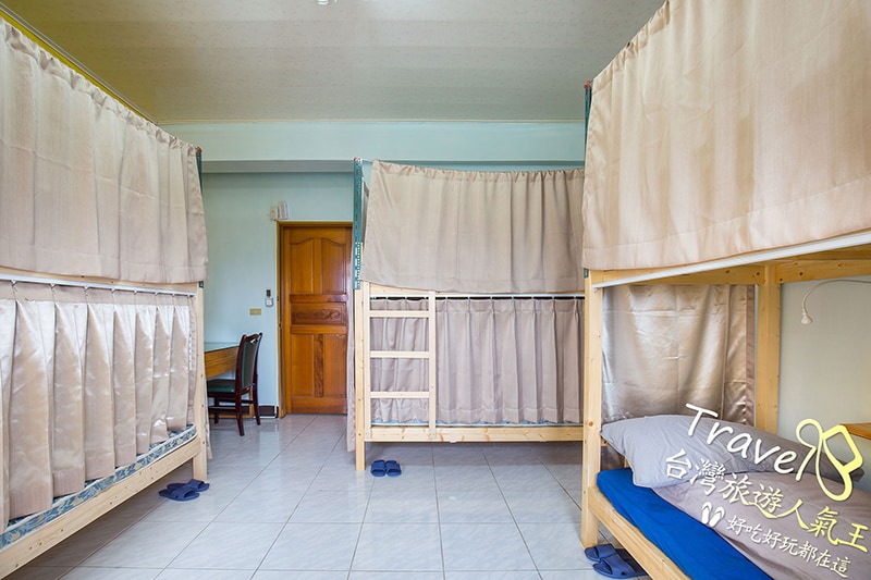 Backpacker s pogledom na sobu za šest osoba
