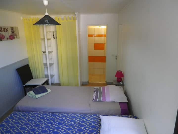 spálňa 2:  klimatizácia s 2 samostatnými lôžkami, vlastnou kúpeľňou a vlastným WC.