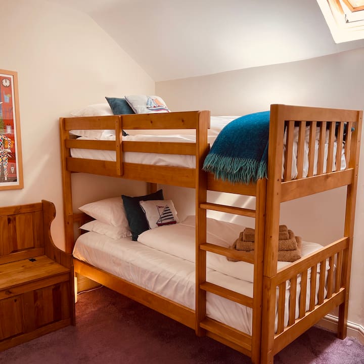 Spacious single room with bunk beds and superior mattresses with our adult guests in mind.