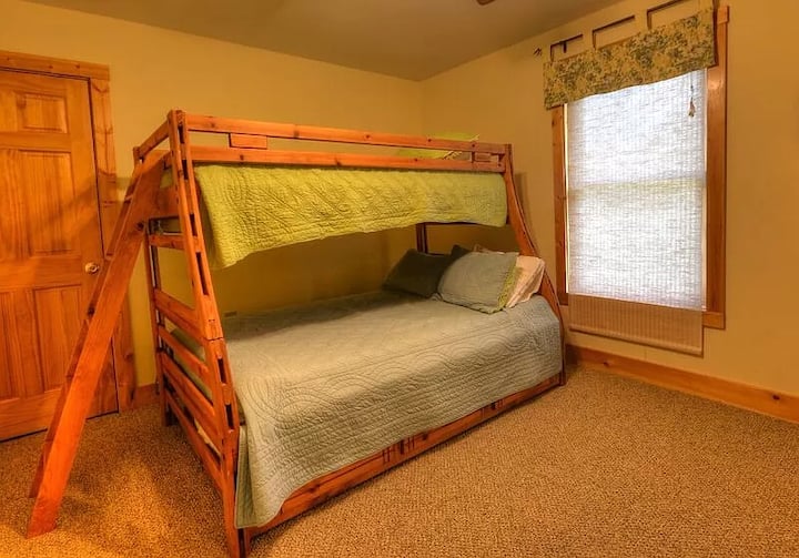 Საძინებელი #3 (მაღლა)

ორსართულიანი საწოლი ტყუპი/სრული საწოლებით და სრული ზომის ტრიუკის ქვეშ