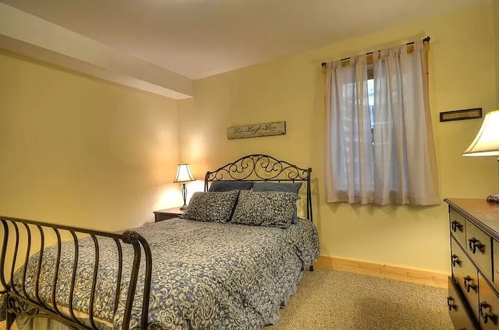 Საძინებელი #4 (დაბლა) საწოლი 152 × 203 სმ