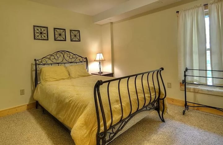 Საძინებელი #5 (დაბლა) საწოლი 152 × 203 სმ