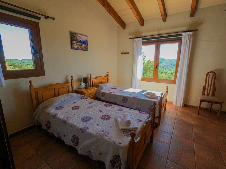 Dvojposteľová izba s vlastnou kúpeľňou na najvyššom poschodí