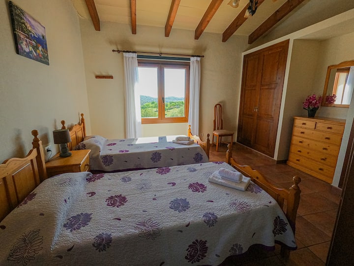 Dvojposteľová izba s vlastnou kúpeľňou na najvyššom poschodí