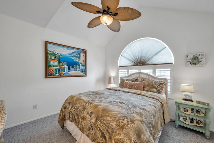 ห้องนอนที่สองพร้อมชายหาด  มีเตียงควีนไซส์ที่สะดวกสบายและพัดลมเพดาน