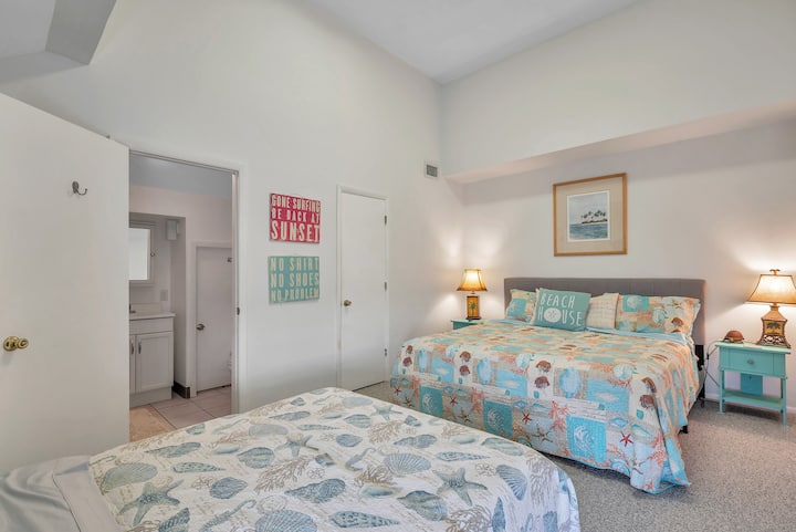 ห้องใต้หลังคาชั้นบนมีเตียงขนาดคิงไซส์และเตียงสองชั้นที่มีห้องเตียงคู่และเตียงแฝดได้รับการปรับปรุงใหม่ตั้งแต่ภาพที่มีการเพิ่มพัดลมเพดานและทาสีผนังนี่เป็นจุดที่สมบูรณ์แบบสำหรับเด็กๆชั้นบนทุกอย่างมีชายหาด