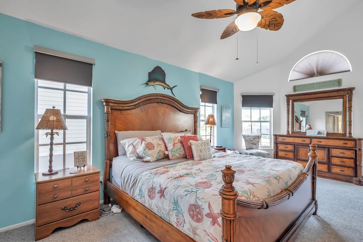 ห้องนอนใหญ่พร้อมเตียงขนาดคิงไซส์ Tempur Sealy และเฟอร์นิเจอร์ไม้เขตร้อนที่กำหนดเองทำให้การพักผ่อนของคุณที่ชายหาดสะดวกสบายและสมบูรณ์แบบ