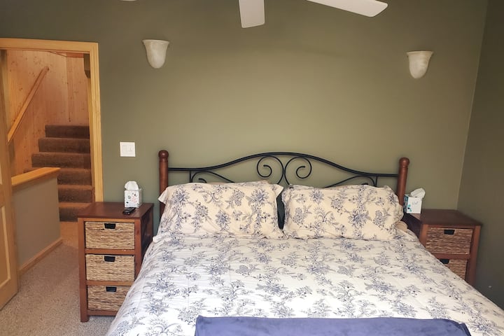 חדר שינה קינג עם טלוויזיה בכבלים, מאוורר תקרה ומזגן