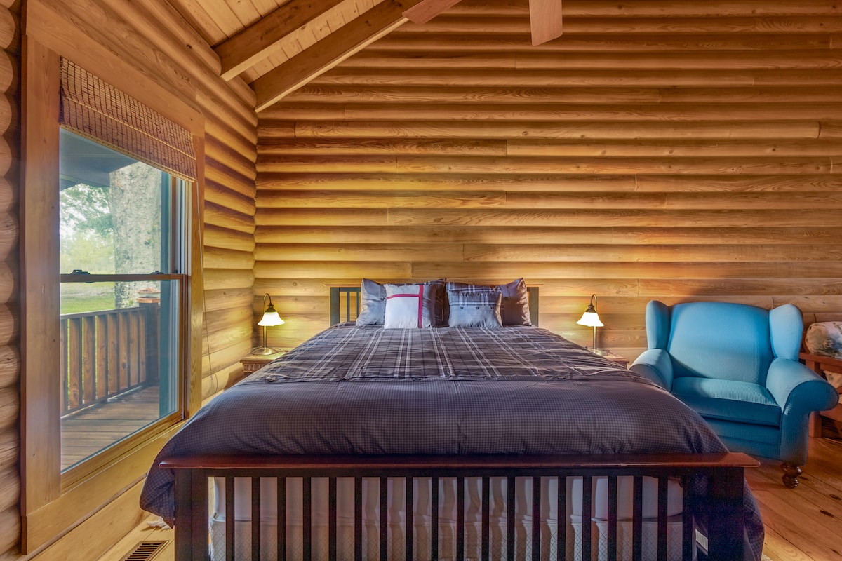 Vlastná spálňa s matracom Queen.