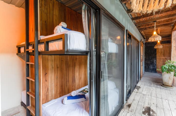 4 легла (дясната страна на стаята)
4 легла (вляво от стаята)
Средна стълба