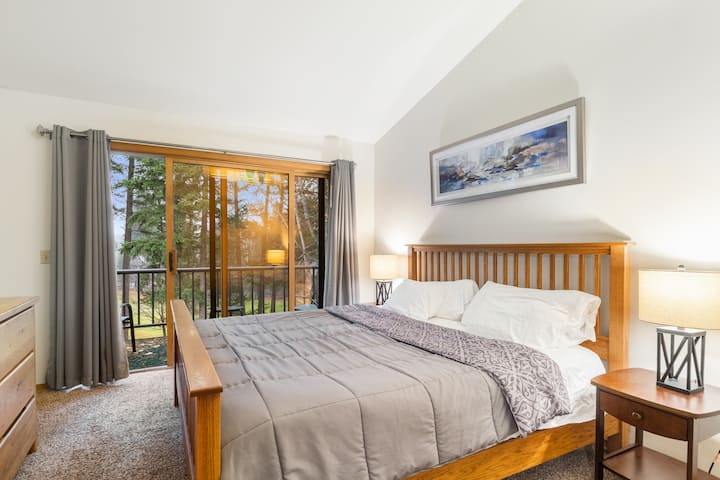 Nekoliko spavaćih soba od ulaza u glavnu kupaonicu.  S novim zidnim umjetničkim djelima iznad kreveta.  Hvala vam, Home Goods :)